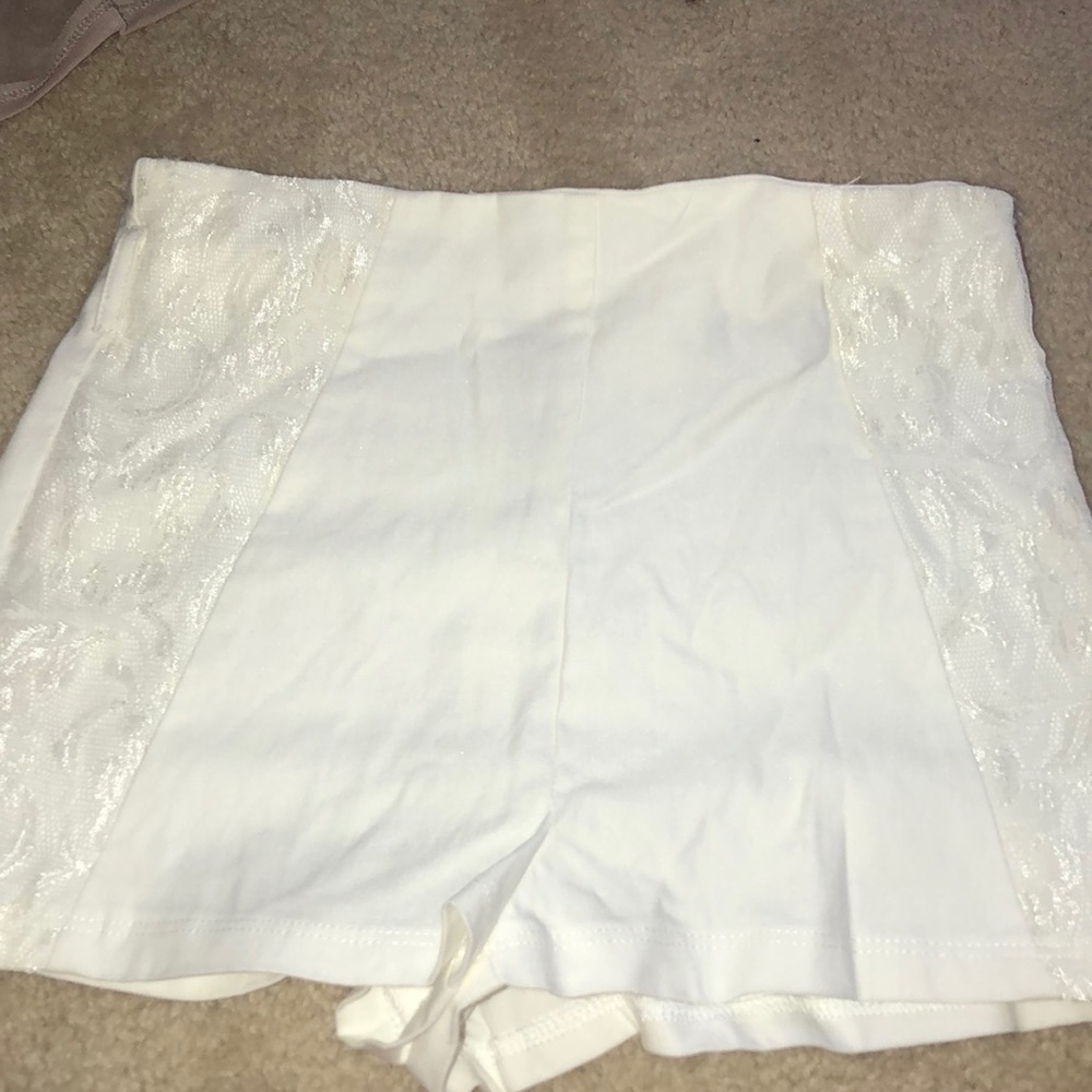 Body Central fancy shell-white shorts